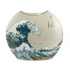 Laissez vous submerger par la force et la beauté de La Grande Vague, le tableau iconique d'Hokusai, repris avec finesse par le porcelainier Goebel dans sa collection Artis Orbis