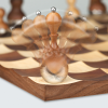 Un jeu d'échecs très original de la marque Umbra Design avec un effet Culbuto sur un plateau en bois concave sculpté