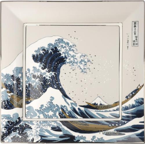 Laissez-vous submerger par la force et la beauté de La Grande Vague, le tableau iconique d'Hokusai, repris avec finesse par le porcelainier Goebel dans sa collection Artis Orbis