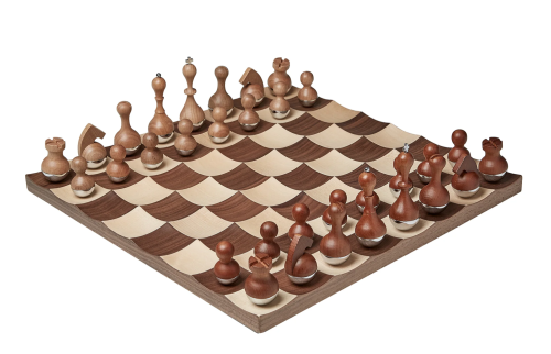 Un jeu d'échecs très original de la marque Umbra Design avec un effet Culbuto sur un plateau en bois concave sculpté